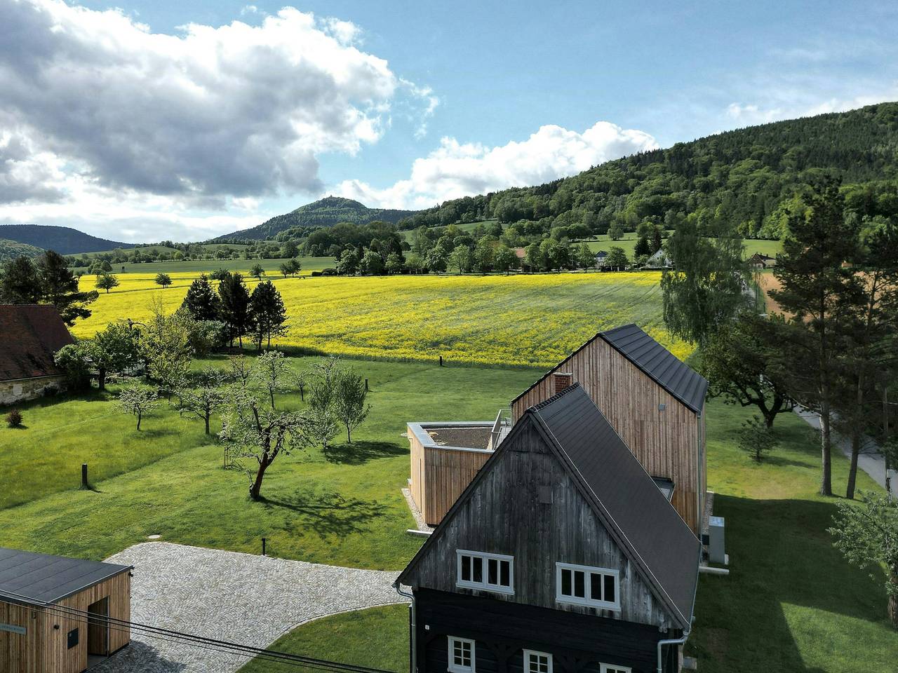 Neubau und Umgebindehaus unter der Lausche in Großschönau, Zittauer Gebirge