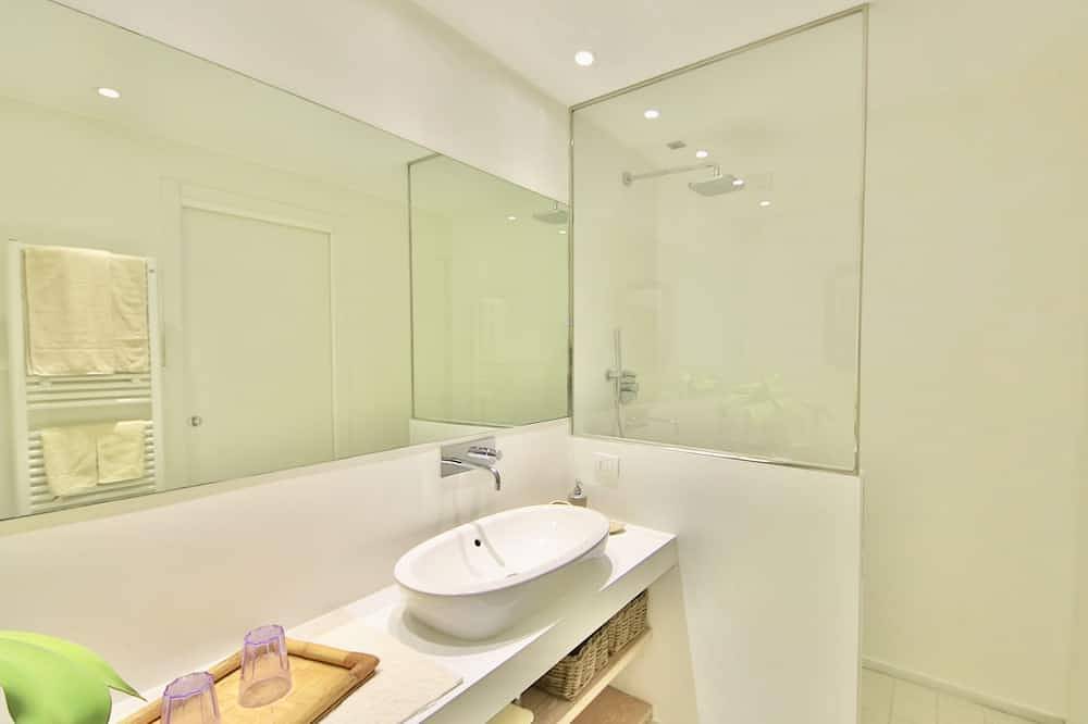 Appartamento intero, Suite Dolcevita by Klabhouse- Piscina e Jacuzzi giardino e vista in Zoagli, Riviera di Levante