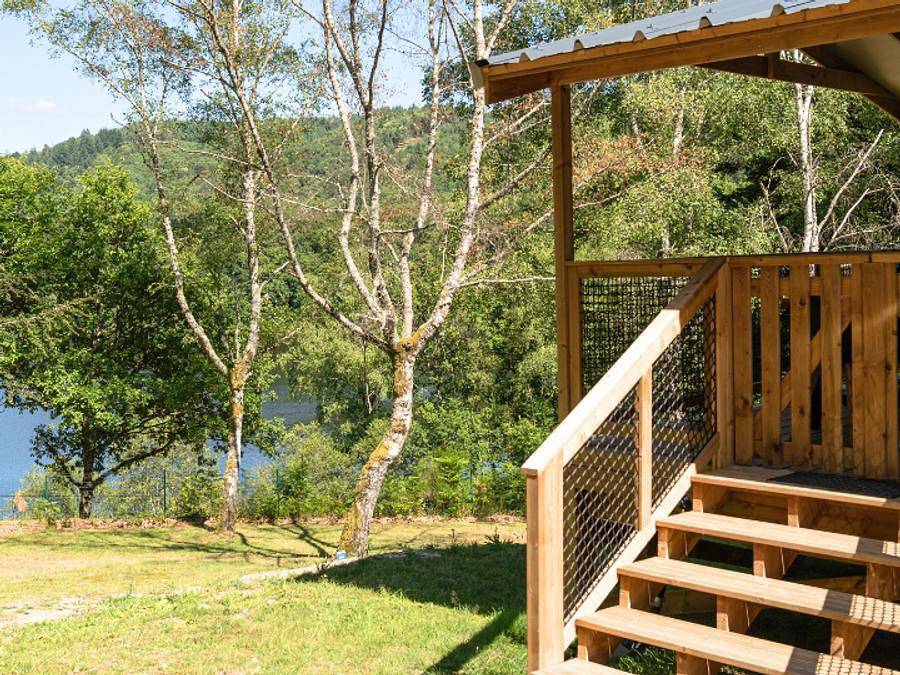 Flower Camping La Plage - Chalet 5 personen - Vip Premium Lodge 34m² - Seeblick (2 Zimmer) + Tv + Bettwäsche + Handtücher + überdachte Terrasse 11m² 4/5 pers. in Treignac, Tulle und Umgebung