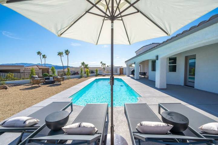 Vacation rental for 10 people, with balcony and lake view as well as yard, kid friendly in Lake Havasu City