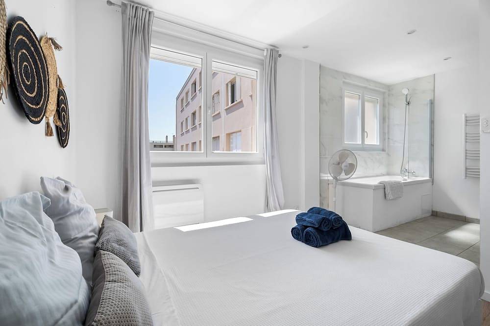 Apartamento entero, The Terra-Cota at 10\" Station-port-beach 3 quiet private bedrooms with Wifi in Tolón, Region de Toulon