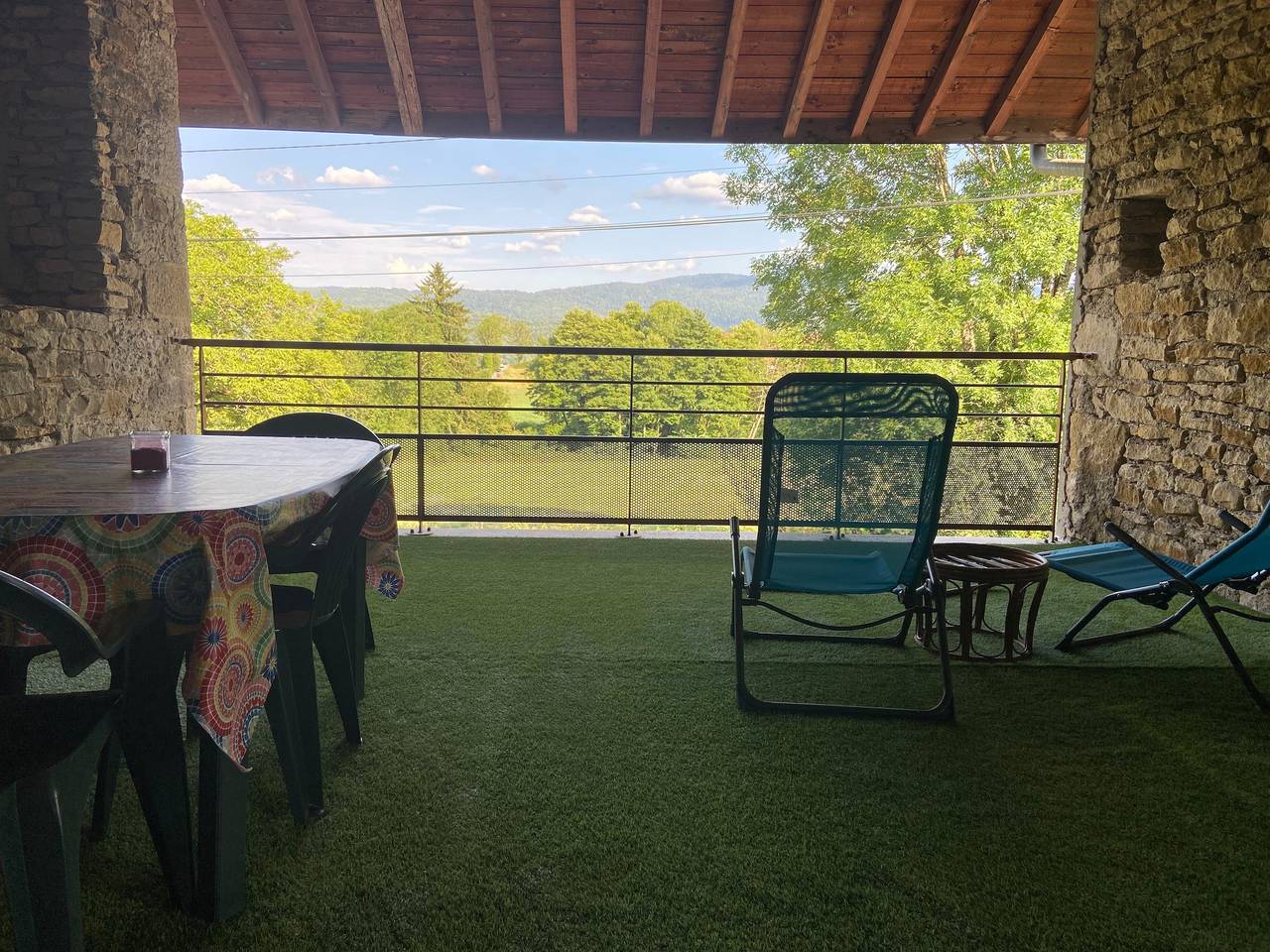 Apartamento entero, Apartamento 'Entre Lacs Et Sapins' con vistas a la montaña, terraza privada y Wi-Fi in Dortan, Nantua