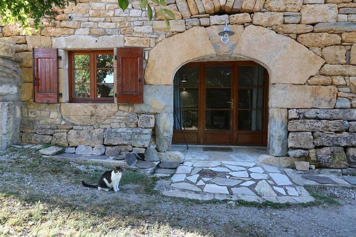 Gîte pour 4 personnes, avec Terrasse ainsi que Jardin et Vue à Grèzes