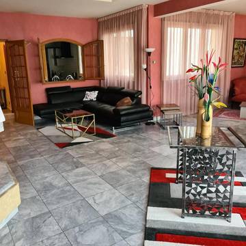 Location de vacances pour 22 personnes, avec piscine, animaux acceptés à Massiac