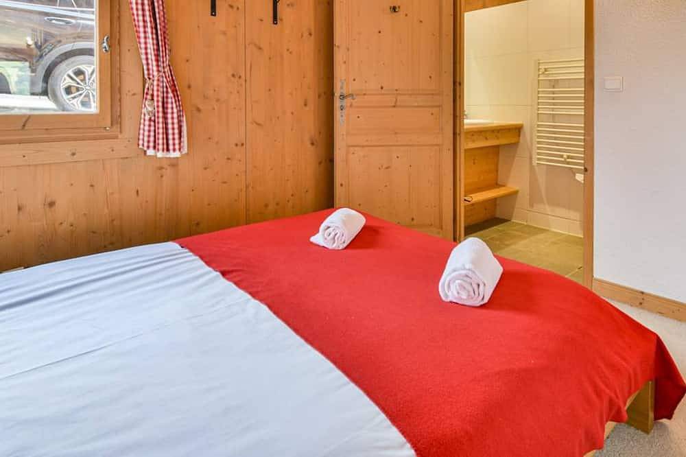 Entire apartment, Beautiful 3-Bed Apt, Ski-In/Ski-Out, with Wifi and Balcony, Sleeps 6 in Le Grand-Bornand, Annecy region