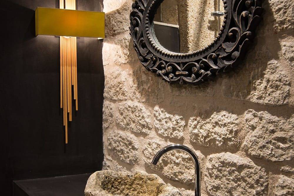 Geniet van de rust van de chique badplaats leven in een nieuwe traditionele stenen villa in Stoupa, Messenia