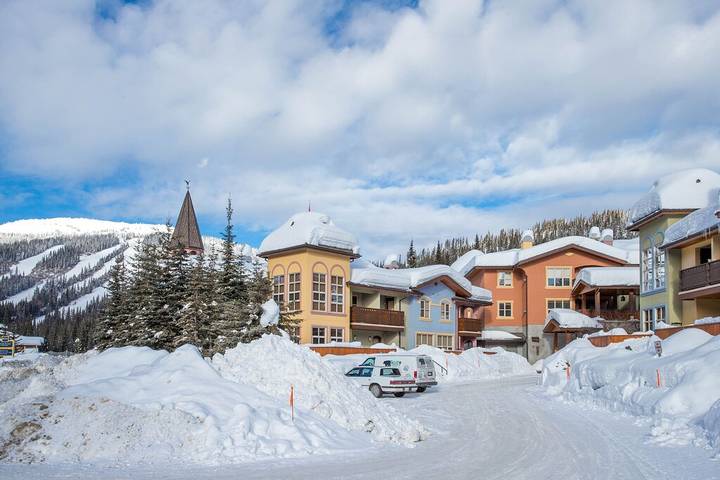 Vacation rental for 10 people, with hot tub and balcony in Sun Peaks