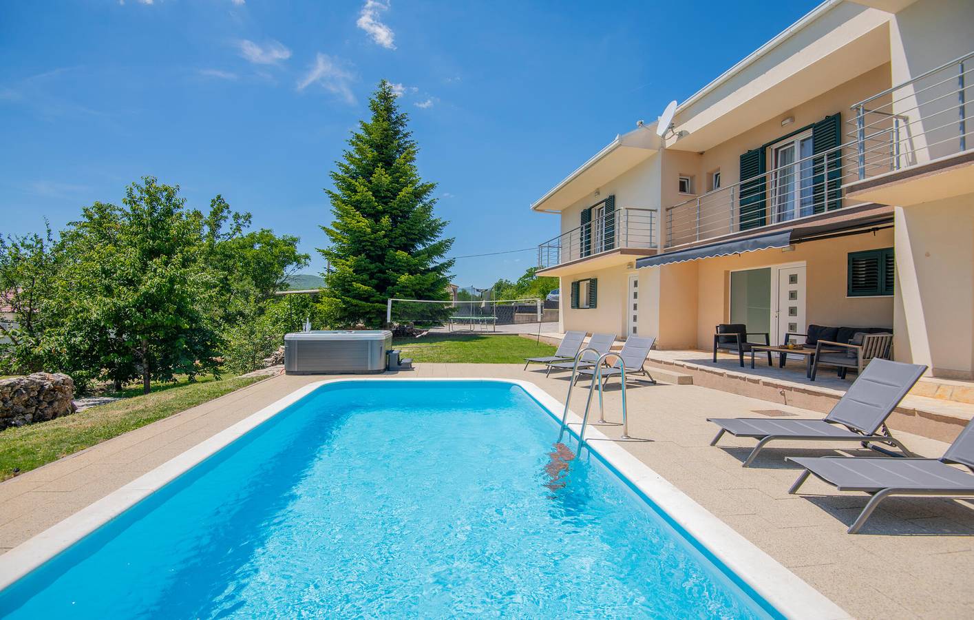 Gemütliche 2-Zimmer-Wohnung mit Pool, Terrasse und WLAN in Cista Velika, Dalmatinisches Zagora