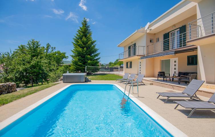 Gemütliche 2-Zimmer-Wohnung mit Pool, Terrasse und WLAN in Cista Velika, Dalmatinisches Zagora