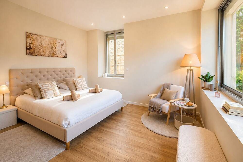 Large modern villa with pool, billiards & private parking, 5min from town center in Orange, Vaucluse