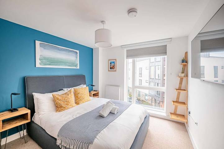 Vacation rental for 6 people, with yard and balcony in Bristol