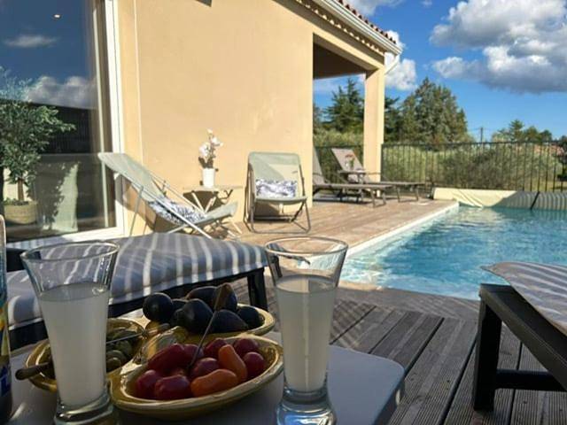 Maison d’hôte pour 6 personnes, avec jardin ainsi que piscine et terrasse, animaux acceptés