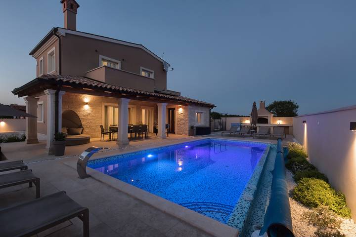 Villa für 8 Personen, mit Garten und Pool sowie Terrasse - 1