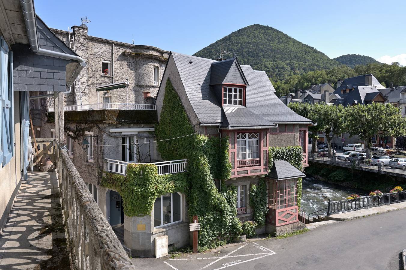 Maison de caractère à Arreau – Vue montagne, balcon, Wifi, parking gratuit, 6 pers, animaux admis in Arreau, Pyrénées