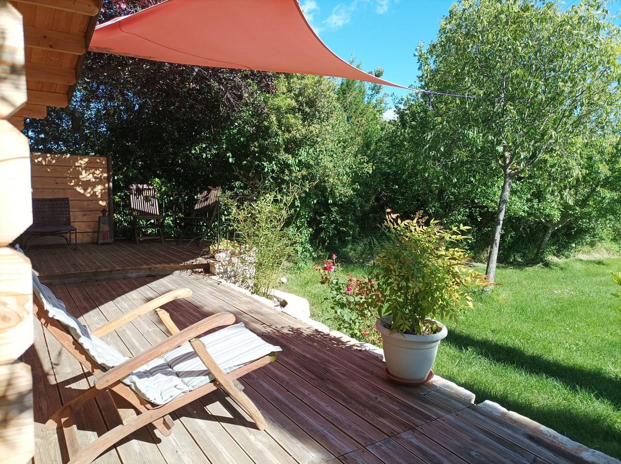 Votre "cabane" sous les arbres, douillette et discrète in Saint-Étienne-les-Orgues, Région de Forcalquier