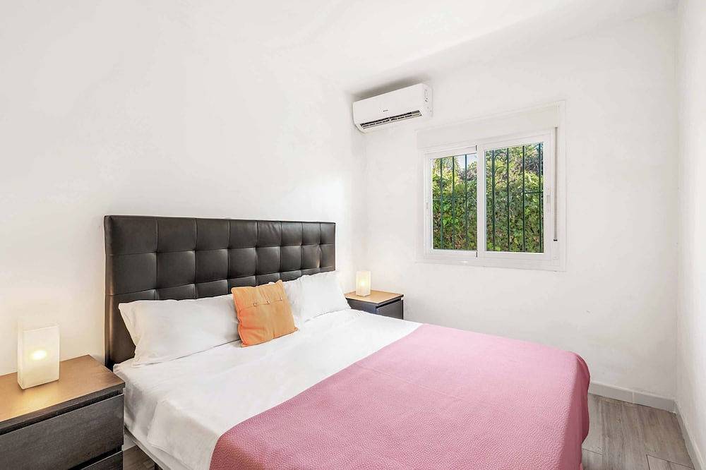 Villa Esmerelda Sun - Four Bedroom Villa, Sleeps 8 in Vilas de Costalita, Estepona