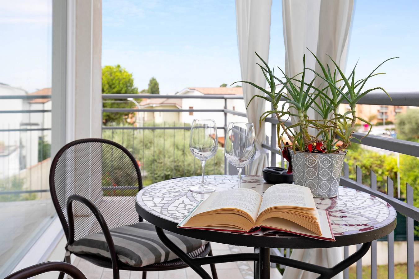 Appartamento intero, Appartamento 'La Casa Dei Butei' con giardino privato, Wi-Fi e aria condizionata in Castelnuovo del Garda, Prealpi Gardesane