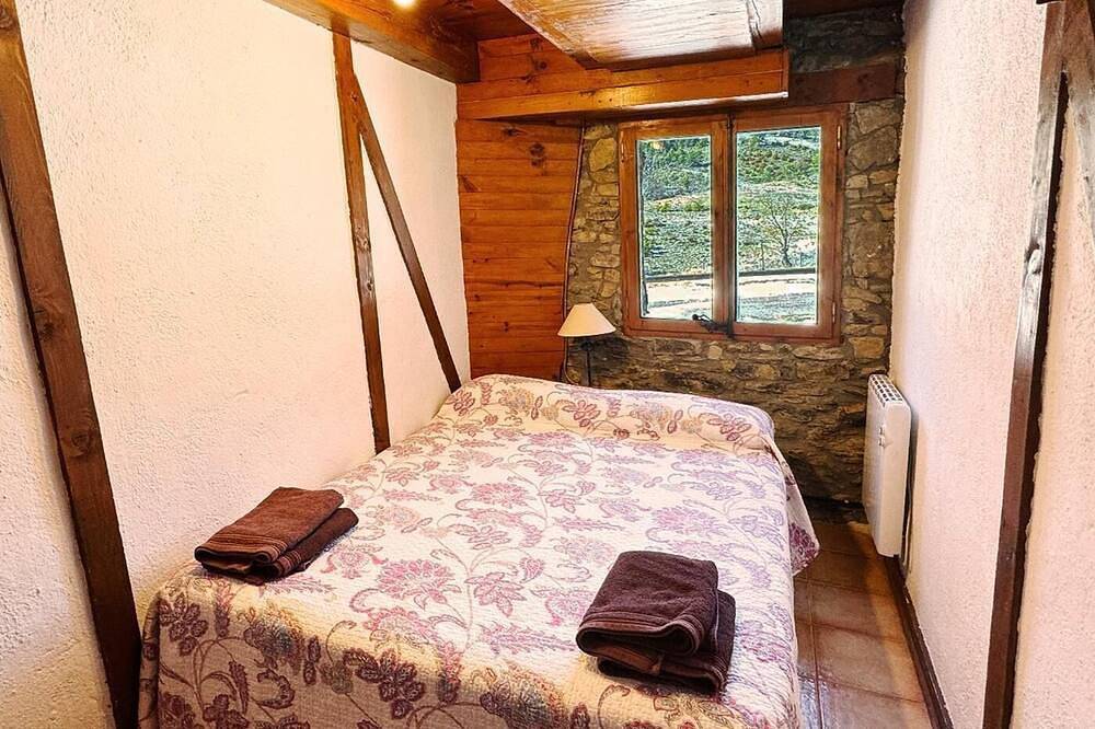 Beautiful house with pool in the Pyrenees. Wi-Fi in Coll de Nargó, Spanish Pyrenees