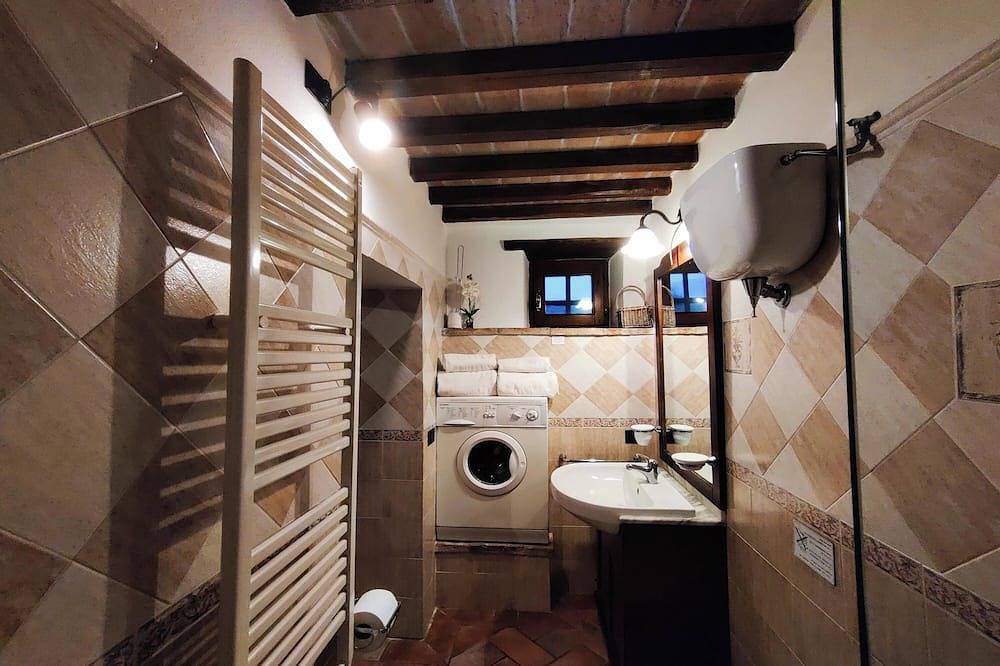 Entire apartment, Large country apartment in Cortona 1bed1bath with shared pool & gorgeous gardens in Scanizza, Umbria