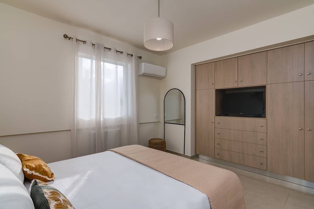 Entire apartment, Oikies luxury apartment with Sea & Town View | private free parking area in Almyros Beach (Agios Nikolaos), North Crete