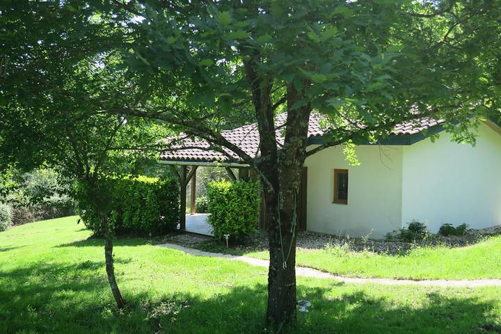 Gîte pour 4 personnes, avec terrasse ainsi que piscine et jardin, animaux acceptés - 1