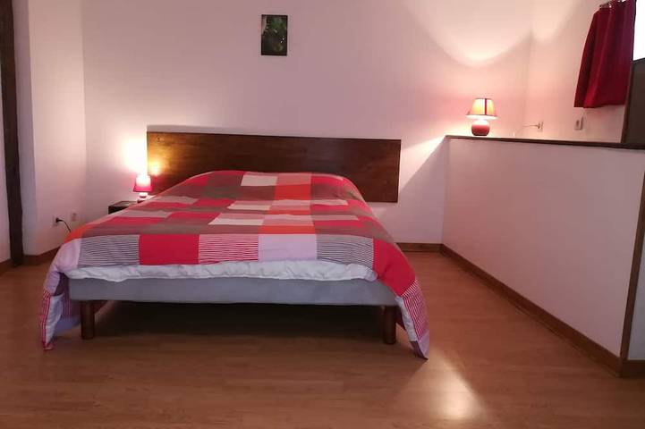 Gîte pour 8 personnes, avec terrasse ainsi que jacuzzi et jardin à Rivèrenert - 4