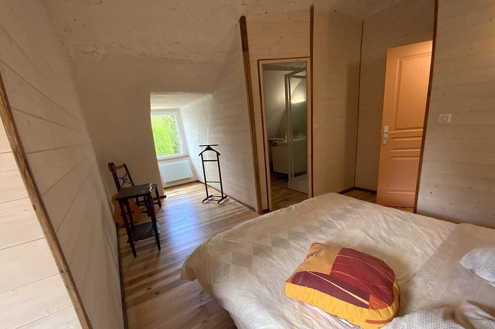 L'Oustaliere, Chambre Anne, accès spa et sauna in Saint-Georges-de-Lévéjac, Parc national des Cévennes