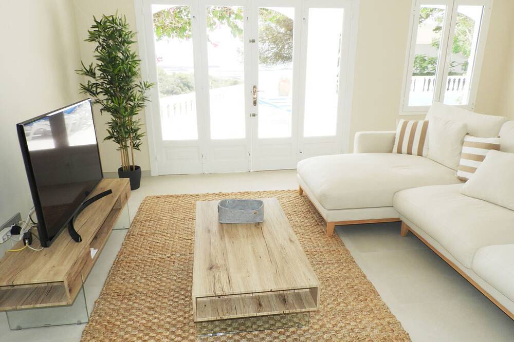 Villa with sea views, 4 bedrooms, free Wifi in Binisafua, Sant Lluís