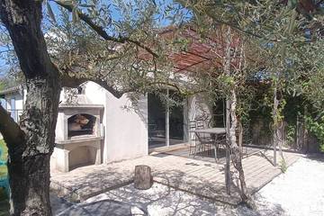 Gîte pour 4 personnes, avec terrasse et jardin à Boulbon
