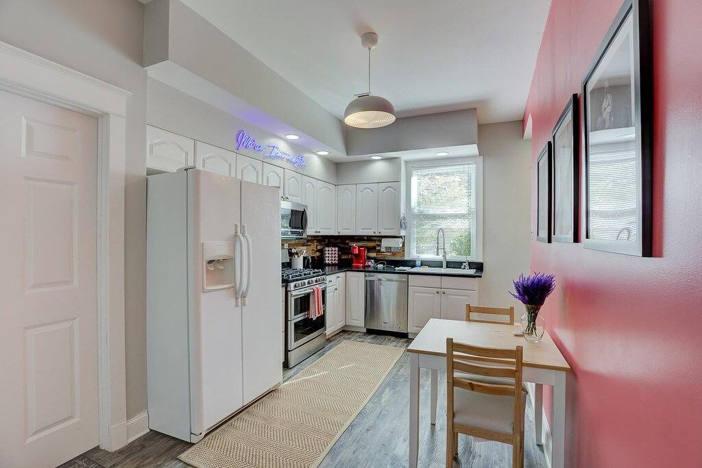 Spacious & Bright Cottage in Beautiful, Safe Midtown - 2 Miles from Beale Street in Memphis, Tennessee