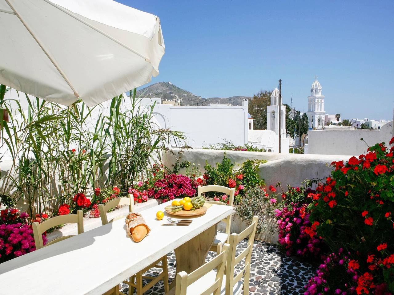 Unique villa, stone's throw cosy village Megalochori, tranquillity and space. in Megalochori, Santorin