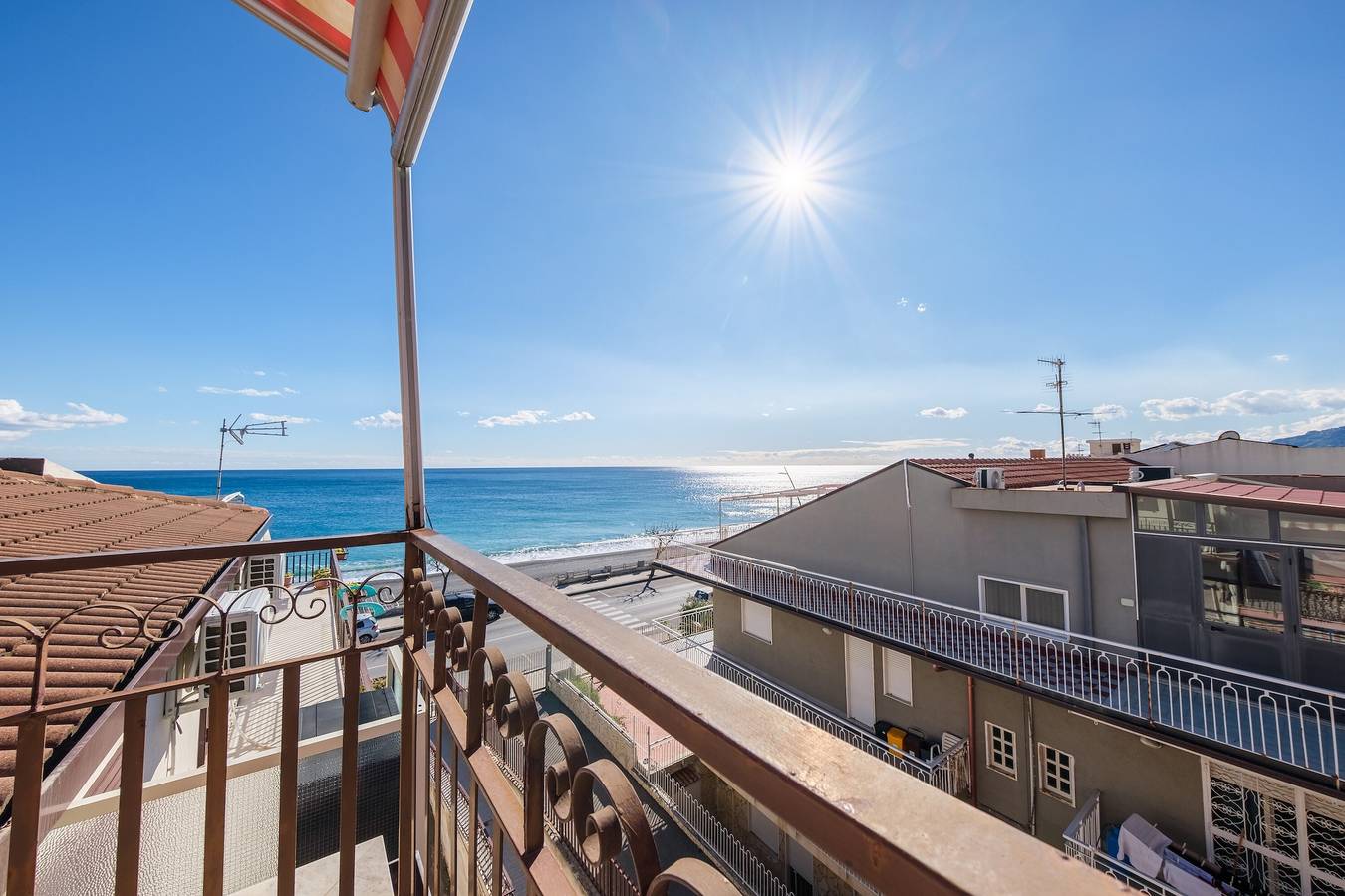 Ganze Wohnung, Ferienhaus 'Lumeriam Sea Loft' mit Meerblick, privater Terrasse und Klimaanlage in Roccalumera, Messina Provinz