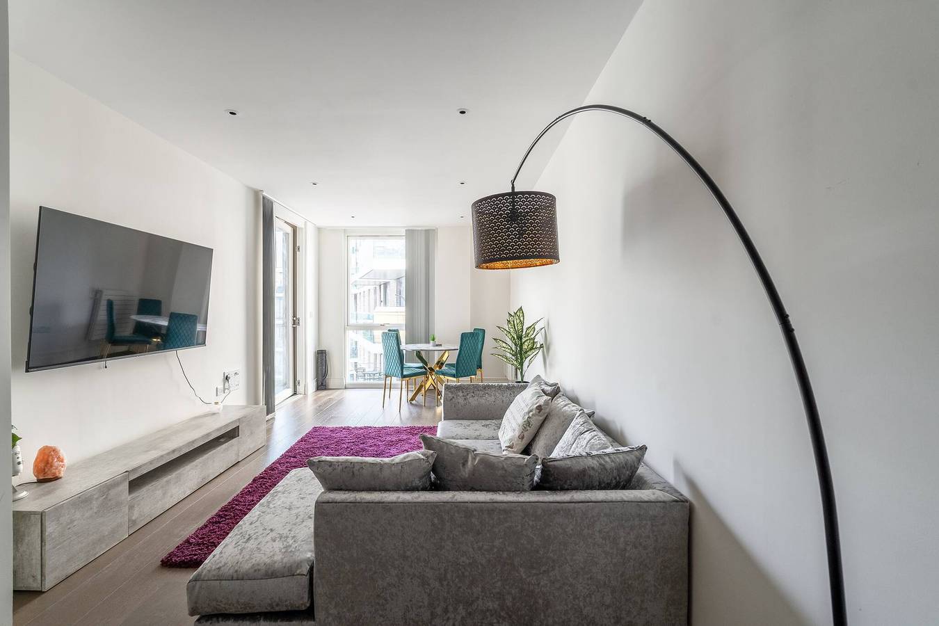Entire apartment, Modern Cozy Kingston Flat, 5 Mins to Train Station in Kingston upon Thames, London