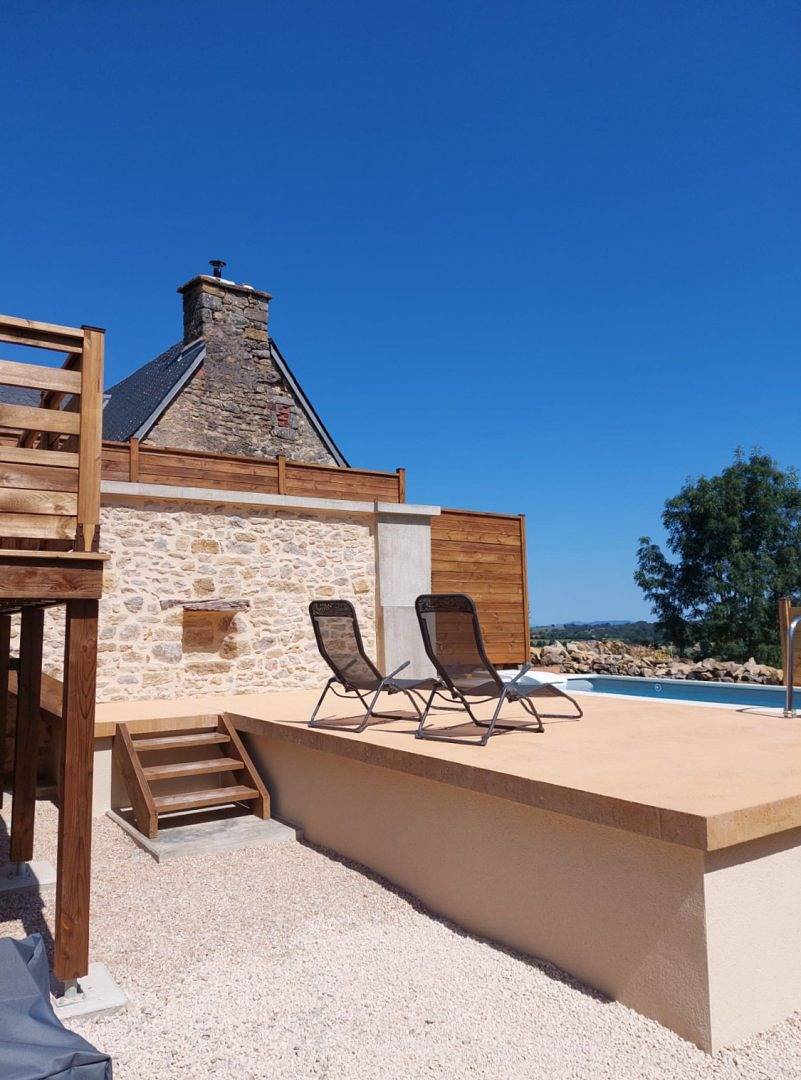 Gîte de caractère avec jolie vue et piscine privative in Saint-Félix-de-Lunel, Aveyron