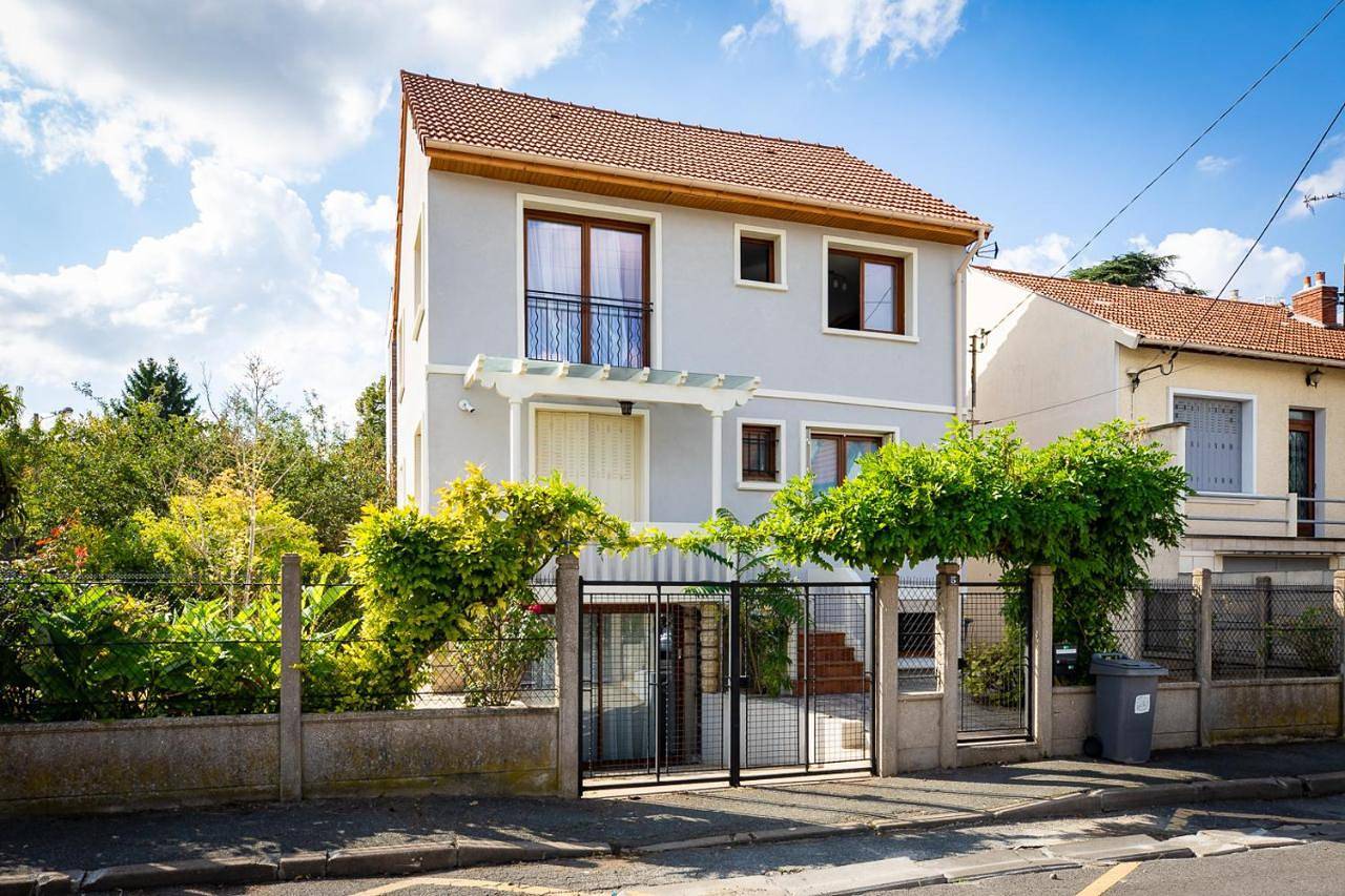 Twin Room in Villeneuve-le-Roi, Val-de-Marne