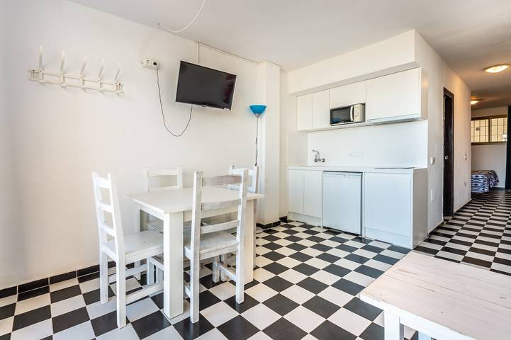 Apartamento entero, Apartamento 'Apartamento Bilo 303' con vistas al lago, Wi-Fi y aire acondicionado in Es Pujols, Formentera