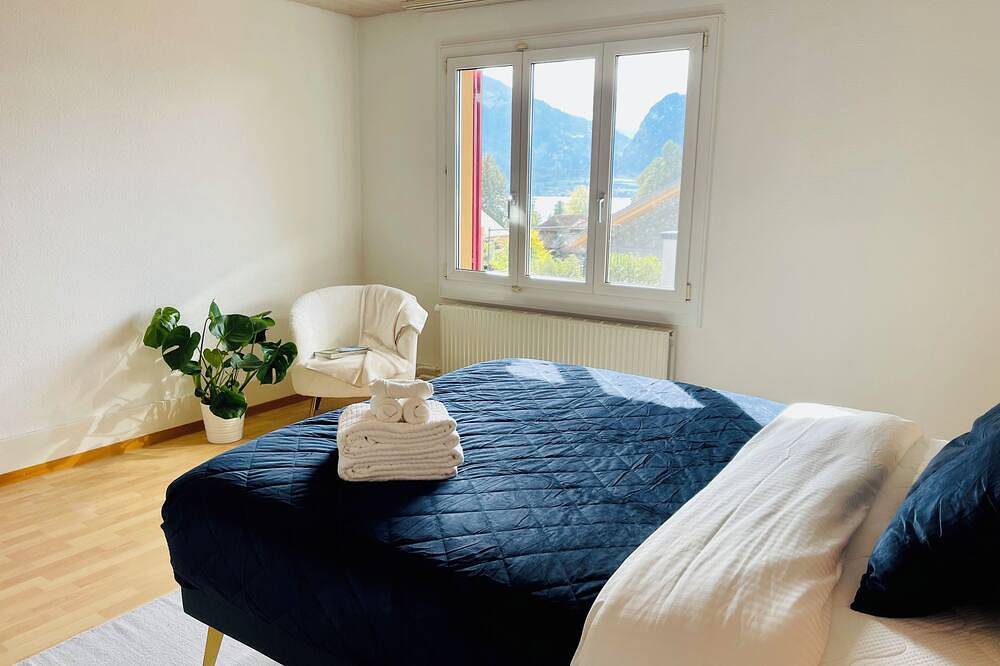 Ganze Wohnung, Stilvolle Ferienwohnung mit Balkon & Seeblick – Ihre Ruheoase am Thunersee in Oberhofen am Thunersee, Thunersee