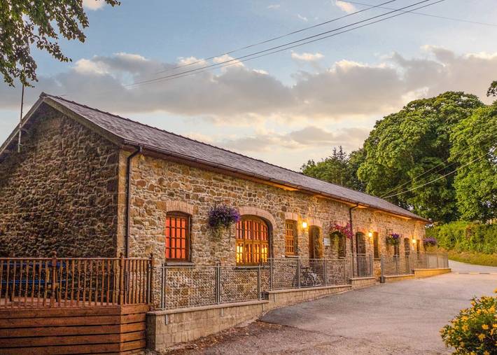 Glamping for 4 people in South-Wales
