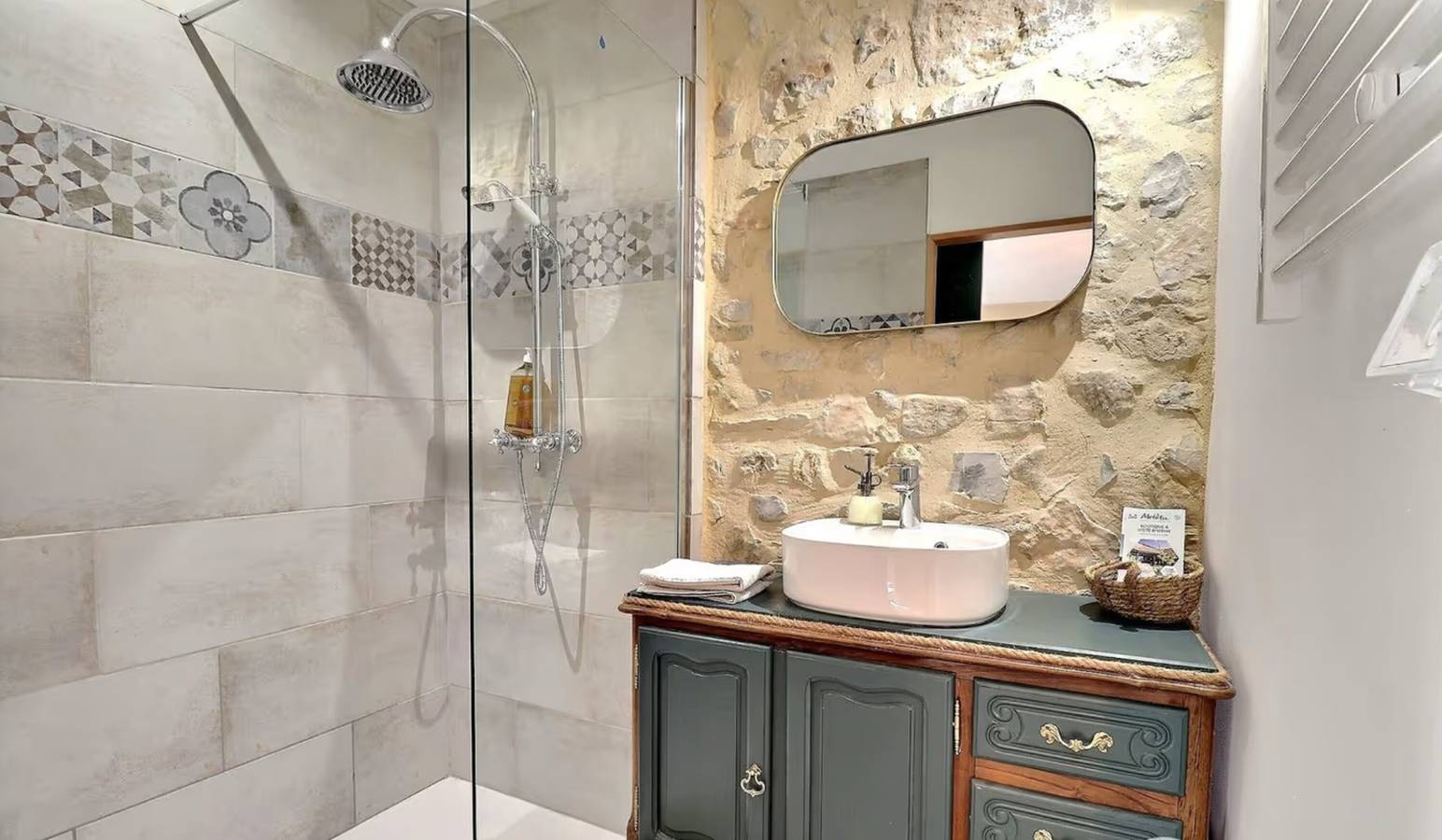 Chambre d’hôtes « L’Aphyllanthe » avec grande cour partagée et Wi-Fi in Saint-Remèze, Privas