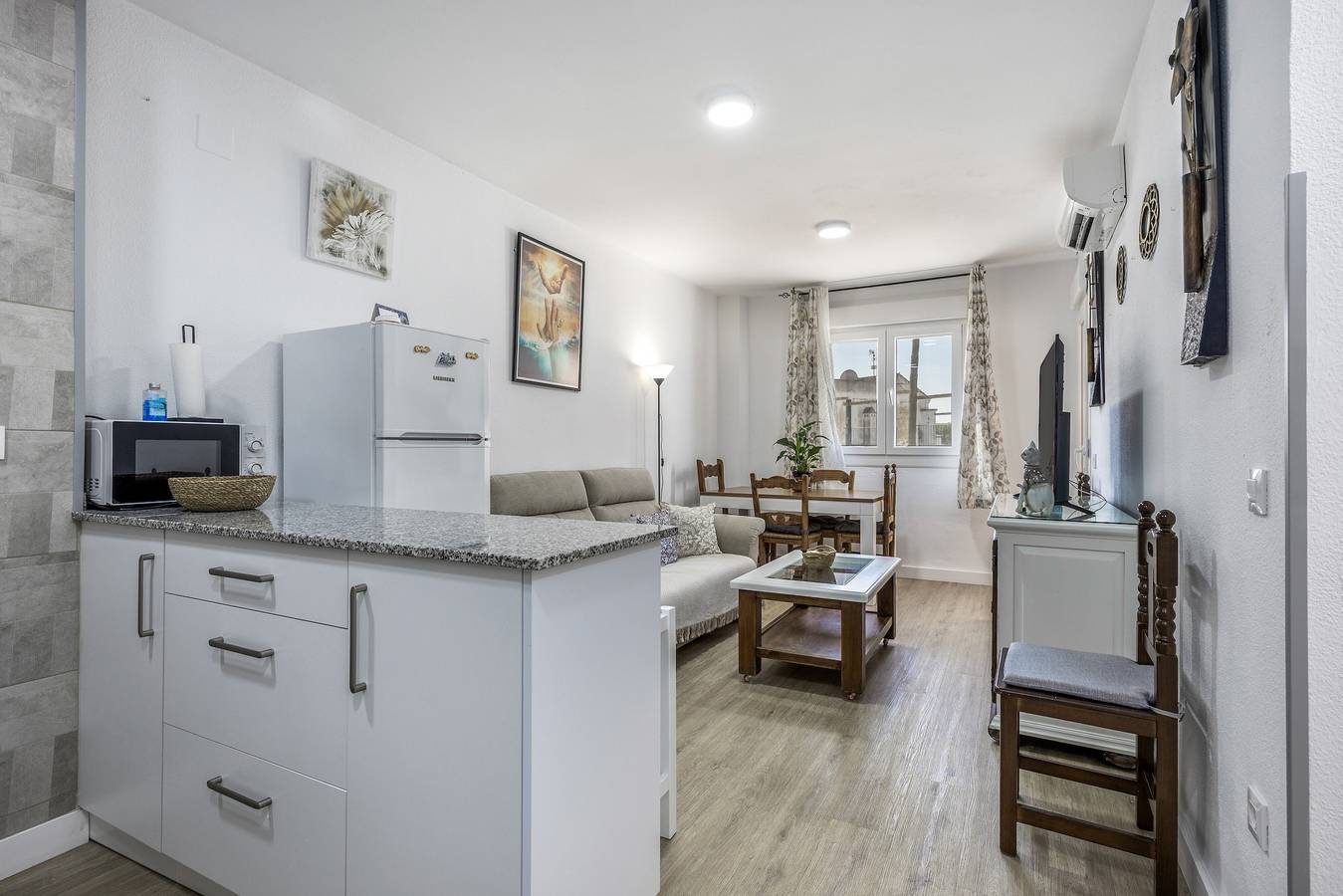 Apartamento inteiro, Apartamento 'Barrosa' com Piscina Partilhada, Terraço Privado e Ar Condicionado in Los Gallos-Cerromolino, Chiclana de la Frontera