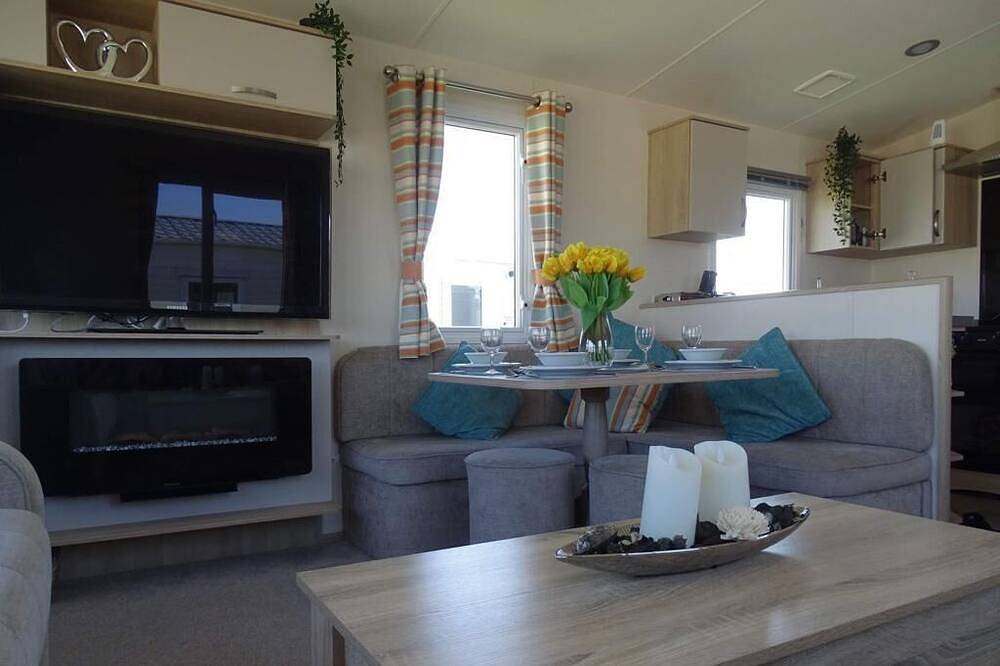 Gorgeous Home from Home Luxury 8 Berth Lodge with Sunken Hot Tub in Tattershall, Lincolnshire