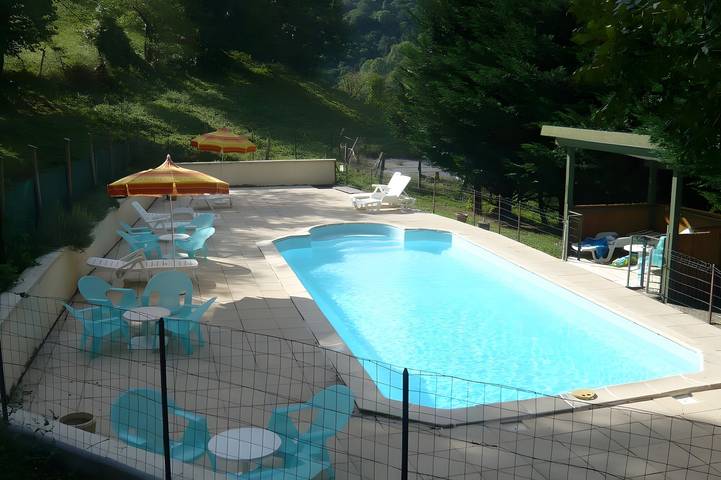 Location de vacances pour 8 personnes, avec jardin ainsi que sauna et jacuzzi, adapté aux familles dans vallée d'Aspe