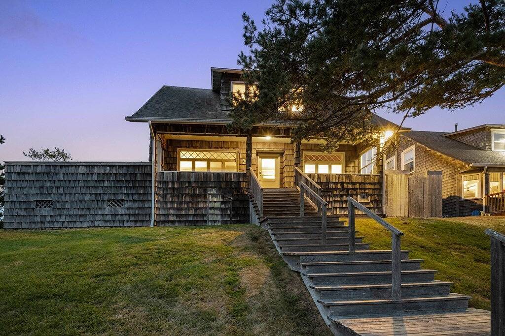 Relaxing Beach Vibes on Quiet Ridge w/ Fireplace and Private Deck, Walk to Beach and Close to Golf in Gearhart, Clatsop County