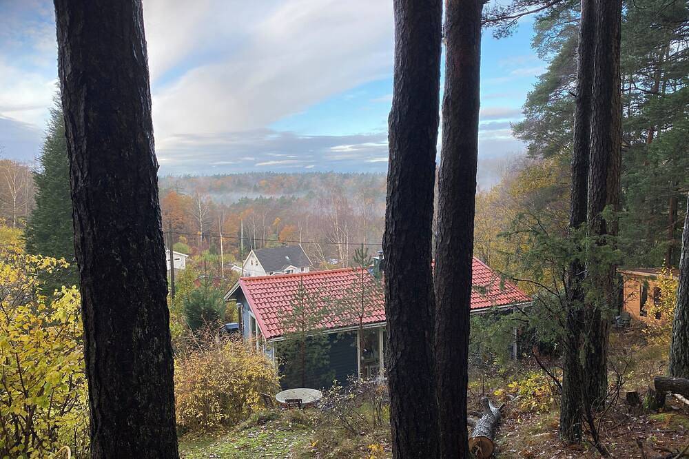 Cozy holiday home with lots of light in quiet beautiful villa area. in Mölndal, Västergötland