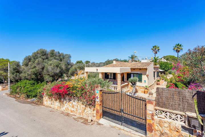 Finca für 4 Personen, mit Terrasse und Garten in Cala Llombards