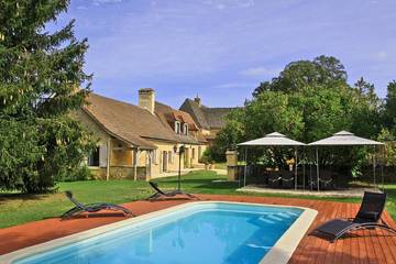 Location de vacances pour 9 personnes, avec jardin ainsi que terrasse et jacuzzi, animaux acceptés à Marcillac-Saint-Quentin