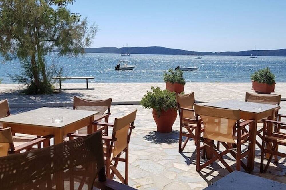 Idyllic Gialova apartment overlooking Navarino Bay. 3mins drive to the beach in Peloponnes
