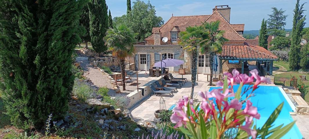 Gîte pour 12 personnes, avec piscine, animaux acceptés