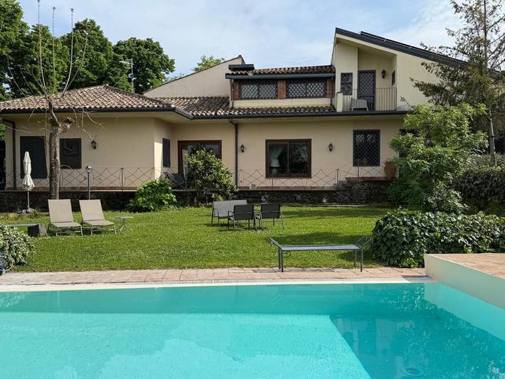 Agriturismo per 15 persone, con giardino e panorama nonché piscina a Santa Venerina