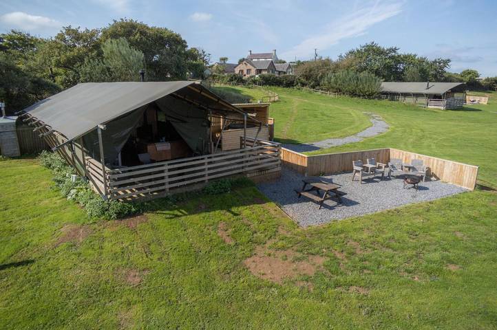Glamping for 6 people, with Hot tub and Garden in Gower